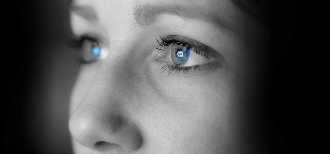 Schwarzweiss Aufnahme eines Gesichtes mit blauen Augen